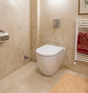 Pavimento e rivestimento in resina in un bagno a Verona