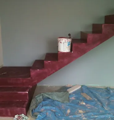 Scala angolare in resina Bordeaux a Verona realizzata da ARpose