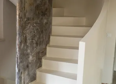 scala a chiocciola in resina a Verona realizzata da Arpose