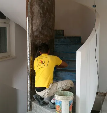 Lavorazione posa della resina su scala a chiocciola a Verona da ARpose