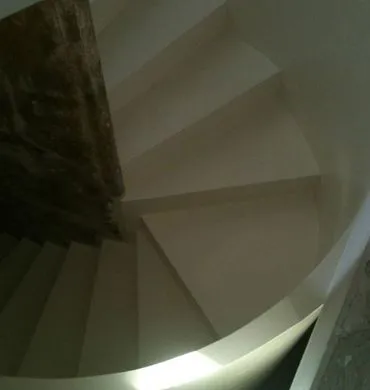 Scala a chiocciola in resina finita Verona