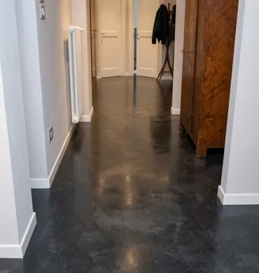 Corridoio con pavimento in resina nera a Verona realizzato da ARpose